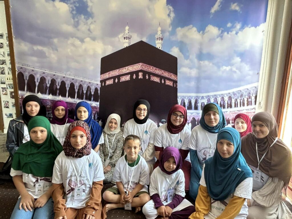 Sot, falë Zotit filloi dita e parë e shkollës verore, me orë intensive në mësimin e Kur’anit përmendësh, aktivitete e shpërblime për nxënësit.