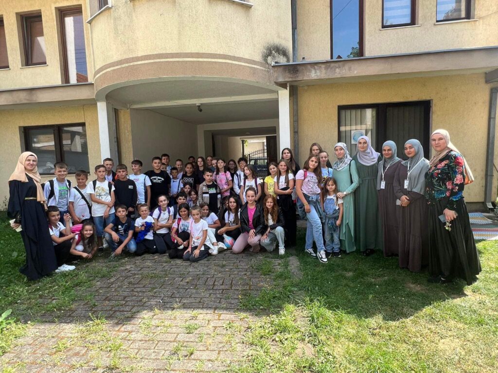 40 nxënës që vijojnë mësim- besimin në qytetin e Podujevës, të shoqëruar nga përfaqësuesja e DG-së në Podujevë znj. Sala Mehmeti dhe mualimja Valentina Kastrati vizituan “𝐇𝐢𝐟𝐝𝐡 𝐊𝐢𝐝𝐬”-in, me ç’rast vizituan, ambientet në të cilat nxënësit e kësaj akademie vijojnë mësimin e Kur’anit Famëlartë dhe mënyrën e mbarëvajtjes së mësimit.